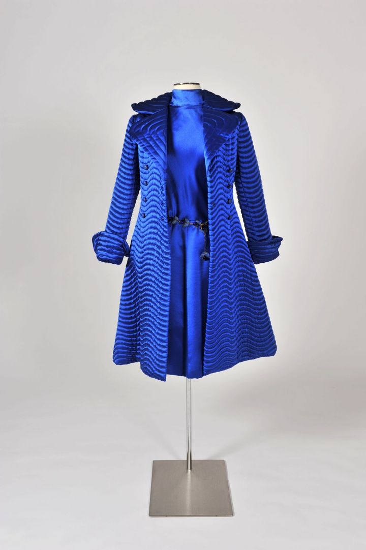 Expo : "Seventies, chacun ses audaces", un manteau matelassé bleu
 (Musée du costume et de la dentelle de Bruxelles)