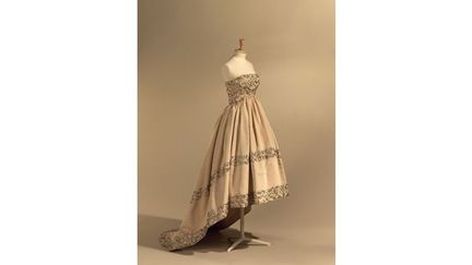 Robe du soir, Automne 1958. Faille de soie beige brodé de fils d’argent et perles
 (Stéphane Piera / Galliera / Roger-Viollet)