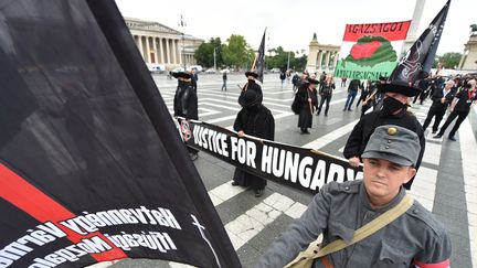 Des membres du groupe d'extrême droite "Mouvement des jeunes des soixante-quatre comtés" assistent à un rassemblement commémorant le 100e anniversaire de l'accord de paix de la Première Guerre mondiale à Budapest, en Hongrie, le 5 juin 2020. (ATTILA KISBENEDEK / AFP)