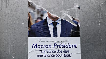 Une affiche d'Emmanuel Macron à Paris, le 6 mai 2017, à la veille du second tour de l'élection présidentielle. (ALEXANDROS MICHAILIDIS / AFP)