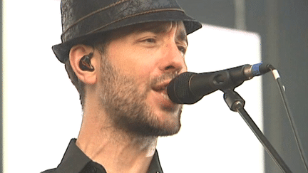 Charlie Winston sur la scène du Festival Jardin du Michel 
 (Capture d&#039;image France3/Culturebox)