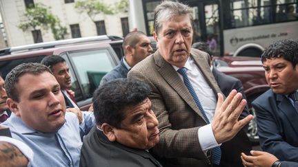 L'ancien président de la République du Pérou, Alan Garcia, lors de son arrivée au bureau du procureur de Lima, le 15 novembre 2018. (ERNESTO BENAVIDES / AFP)