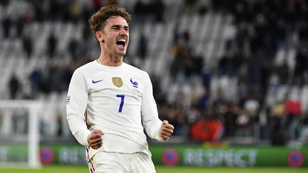 Antoine Griezmann célèbre la victoire de l'équipe de France contre la Belgique en demi-finale de la Ligue des nations le jeudi 7 octobre 2021 à l'Allianz Stadium de Turin. (ISABELLA BONOTTO / ANADOLU AGENCY / AFP)