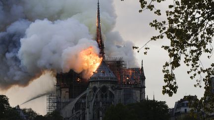 Incendie à Notre-Dame de Paris : "Une grande émotion" parmi les Parisiens