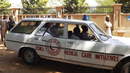 Une ambulance évacue un blessé dans la ville de Potiskum, au nord est du Nigeria, le 1er février 2015. (AMINU ABUBAKAR / AFP)