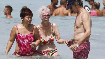 A 86 ans, la duchesse d'Albe (C) s'est offert un bain de mer &agrave; Formentera (Espagne) en osant le maillot deux pi&egrave;ces #sexy. (TARGET PRESS / SIPA)