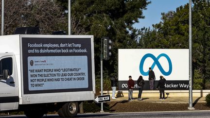 Un camion portant un message appelant à ne pas réintégrer Donald Trump sur les réseaux sociaux du groupe Meta stationne devant le siège du groupe, à Menlo Park, en Californie (Etats-Unis), le 17 janvier 2023. (KIMBERLY WHITE / GETTY IMAGES NORTH AMERICA / AFP)