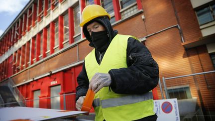 Un ouvrier travaille dehord dans le froid à Lille (Nord), le 26 février 2018. (MAXPPP)