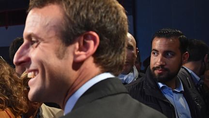 Alexandre Benalla (à droite) aux côtés d'Emmanuel Macron, le 11 octobre 2016 au Mans (Sarthe). (JEAN-FRANCOIS MONIER / AFP)