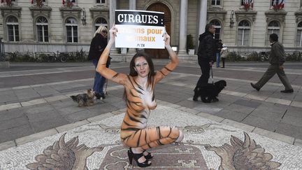 La mannequin brésilienne Julianna Marques a manifesté nue à Avignon (Vaucluse), le 11 février 2017, pour défendre les animaux. (BORIS HORVAT / AFP)