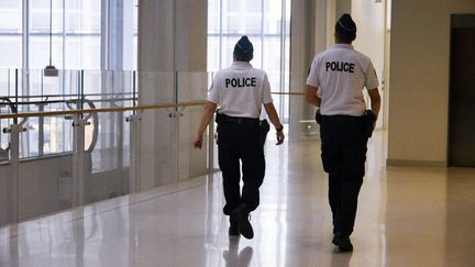 Des policiers au tribunal de Paris. Photo d'illustration. (MAGALI COHEN / HANS LUCAS : VIA AFP)