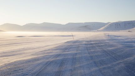 Une route dans une vall&eacute;e de glace, dans l'archipel de Svalbard (Norv&egrave;ge), o&ugrave; vivent des ours polaires. (STEPHEN STUDD / ROBERT HARDING PREMIUM)