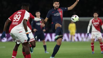 Parisian Gonçalo Ramos and Monegasque Wilfried Singo duel for the ball, November 24, 2023. (FRANCK FIFE / AFP)