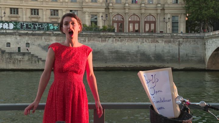 Amelia Feuer - Concert sur les bords de Seine. Août 2020. Paris (M. Brugnière /  France Télévisions)