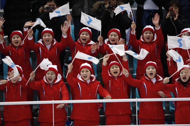 Les pom-pom girls de la délégation nord-coréenne en train d'encourager les athlètes à Pyeongchang (Corée du Sud), le&nbsp;10 février 2018. (GRIGORY DUKOR / REUTERS)