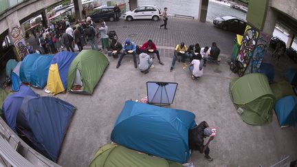 Le campement de migrants install&eacute; &agrave; c&ocirc;t&eacute; de la Cit&eacute; de la mode et du design, dans le 13e arrondissement de Paris,&nbsp;le 14 juin 2015.&nbsp; (JOEL SAGET / AFP)