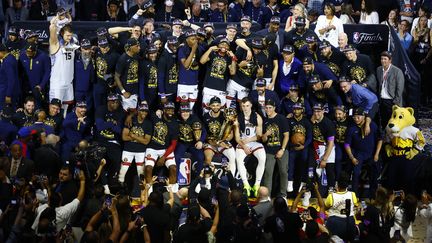 Les Denver Nuggets ont décroché le premier titre de champion de NBA de leur histoire, face au Heat de Miami, le 12 juin 2023, à Denver (Colorado). (JUSTIN EDMONDS / AFP)