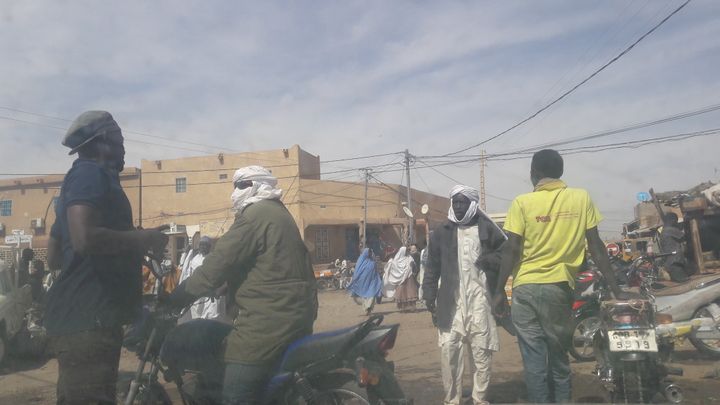 Ce passeur (en turban blanc) explique que depuis la loi, les tarifs pour aller en Libye ont explosé et qu'en prenant des routes secondaires pour éviter la police, les chauffeurs mettent davantage les migrants en danger. (SANDRINE ETOA-ANDEGUE / RADIO FRANCE)