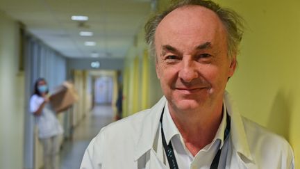 Bruno Lina, professeur au CHU de Lyon, appelle à un dévellopement des centres de prélèvements pour accélérer les tests de dépistage du coronavirus.&nbsp; (PHILIPPE DESMAZES / AFP)