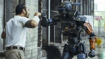 Chappie, un robot qui est le dernier espoir pour sauver l'humanité. Ici avec l'acteur José Pablo Cantillo.
 (Sony Pictures Releasing France)