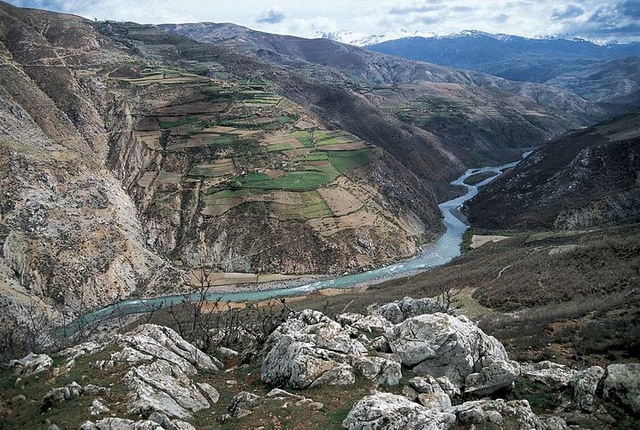 La vallée de la rivière Drin en Albanie. Pays des Balkans que les touristes apprécient pour son sens authentique de l'hospitalité.&nbsp; (DE AGOSTINI VIA GETTY IMAGES)