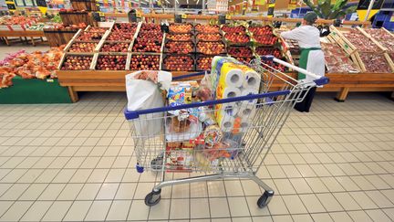 Dans les rayons d'une grande surface. Le prix est le crit&egrave;re num&eacute;ro 1 des Fran&ccedil;ais quand ils font leurs courses. (MYCHELE DANIAU / AFP)