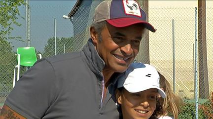 L'ancien champion de tennis Yannick Noah a inauguré, en Gironde, deux nouvelles structures de son association  "Fête le mur". Le sportif souhaite ainsi oeuvrer pour la démocratisation du tennis dans les cités.