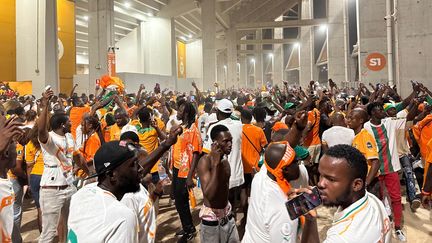 Les supporters ivoiriens après la victoire en quarts de finale face au Mali, samedi 3 février 2024. (FRANCK BALLANGER / THOMAS SELLIN / RADIO FRANCE)