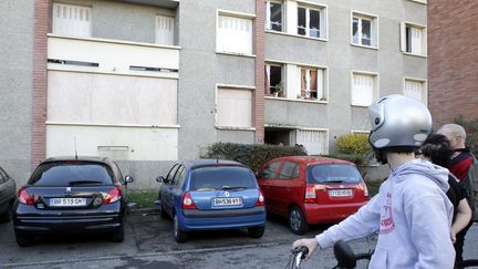 Devant les fen&ecirc;tres condamn&eacute;es de l'appartement de Mohamed&nbsp;Merah, &agrave; Toulouse, le 23 mars. (REUTERS)