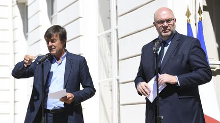 Le ministre de la Transition écologique et solidaire, Nicolas Hulot (à gauche), aux côtés du ministre de l'Agriculture, Stéphane Travert, lors de leur conférence de presse commune après leur réunion sur la sortie du glyphosate, à l'hôtel de Cassini, à Paris, le 22 juin 2018.&nbsp; (ALAIN JOCARD / AFP)