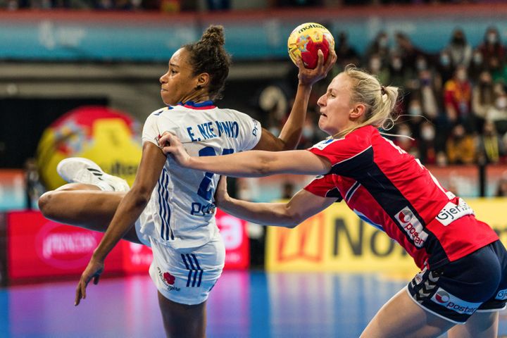 Estelle Nze Minko lors de la finale du championnat du monde féminin, face à la Norvège, le 19 décembre 2021 à Barcelone (Espagne). (JAVIER BORREGO / AFP)