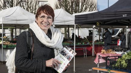 Anne Vignot sur le marché de Besançon le 19 février 2020. (SEBASTIEN BOZON / AFP)