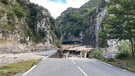 Sur la route&nbsp;au-delà de Breil-sur-Roya, dans la vallée de la Roya, mardi 6 octobre. L'accès par la route aux villages de Saorge, Fontan et Tende est coupé.&nbsp; (EMMANUEL GRABEY / FRANCEINFO / RADIO FRANCE)