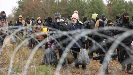 Des migrants&nbsp;près&nbsp;de Kuznica, le poste frontière polonais situé entre la Biélorussie et la Pologne, le 15 novembre 2021. (OKSANA MANCHUK / BELTA VIA AFP)