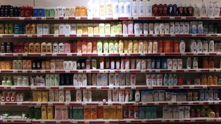 Des bouteilles de shampooing dans un supermarché d'Hérouville Saint-Clair (Calvados).&nbsp; (CHARLY TRIBALLEAU / AFP)