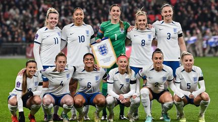 Les joueuses anglaises posent pour la photo d'équipe, quelques minutes avant le coup d'envoi du match de groupes de la Ligue des nations, entre l'Angleterre et les Pays-Bas, au stade de Wembley, à Londres, le 1er décembre 2023. (GLYN KIRK / AFP)