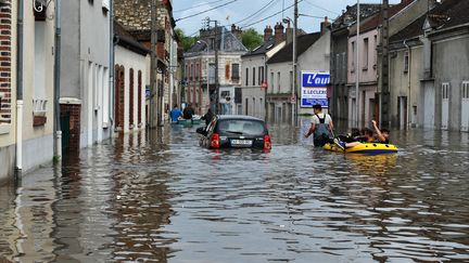 Inondations dans une rue de Montargis (Loiret), le 1er juin 2016. (GUILLAUME SOUVANT / AFP)