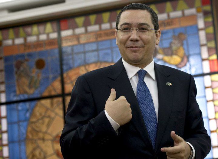 Le Premier ministre roumain Victor Ponta, lors d'une interview au siège du gouvernement roumain à Bucarest, le 9 juin 2015. (DANIEL MIHAILESCU / AFP)