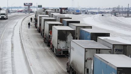 Des camions à l'arrêt sur l'autoroute Interstate-35, à Killeen (Texas), le 18 février 2021. (JOE RAEDLE / GETTY IMAGES NORTH AMERICA)