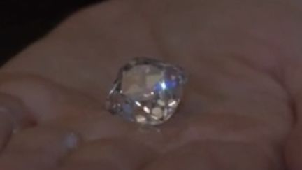 Un diamant rose de 19 carats est vendu aux enchères de Genève, en Suisse. Porté par Louis XIV, il faisait partie des bijoux de la couronne et de l'Histoire de France. (FRANCE 3)