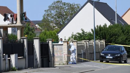 Des officiers de la police scientifique dans le pavillon de Dreux (Eure-et-Loir) où ont été retrouvés les corps, le 25 mai 2023. (JEAN-FRANCOIS MONIER / AFP)