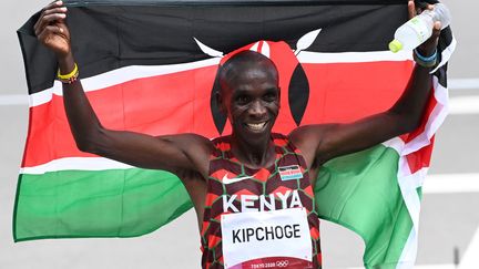 Eliud Kipchoge après sa médaille d'or à Tokyo, le 8 août 2021. (CHARLY TRIBALLEAU / AFP)