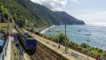 Un train dans la province de La Spezia (Italie), près du parc natinal des Cinque Terre. (MATTES RENE / HEMIS.FR / AFP)