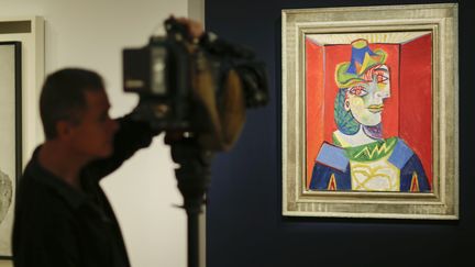 Double record pour Picasso. SOn&nbsp;"Buste de femme (femme &agrave; la r&eacute;sille)"&nbsp;a &eacute;t&eacute; vendu&nbsp;pour 67,35 millions de dollars, soit 12 millions de plus que son estimation. (EDUARDO MUNOZ ALVAREZ / AFP)