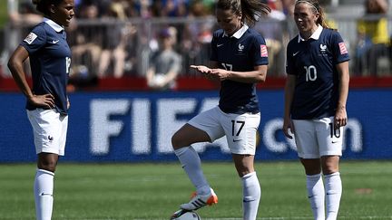 Laure Delie, Gaetane Thiney et Camille Abily à l'heure du rachat (FRANCK FIFE / AFP)