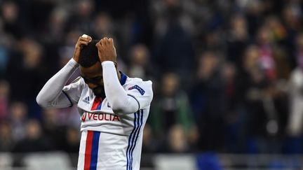 Alexandre Lacazette se prend la tête à deux mains (JEFF PACHOUD / AFP)