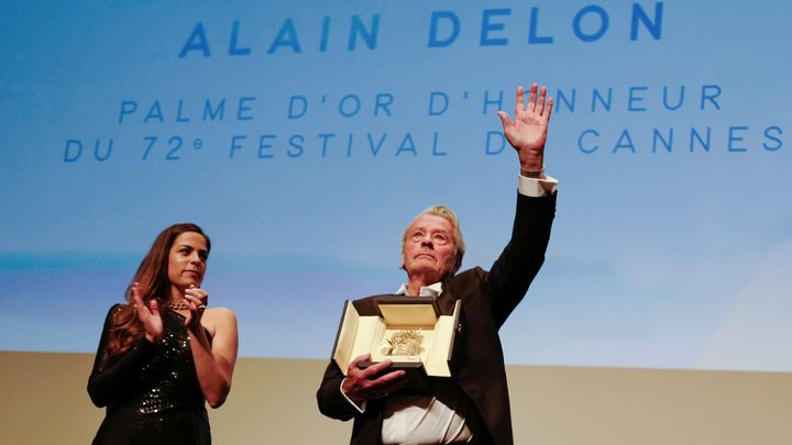 L'acteur Alain Delon, aux côtés de sa fille Anouchka, également actrice, lors de la remise de sa Palme d'or d'honneur par le Festival de Cannes, le 19 mai 2019. (VALERY HACHE / AFP)