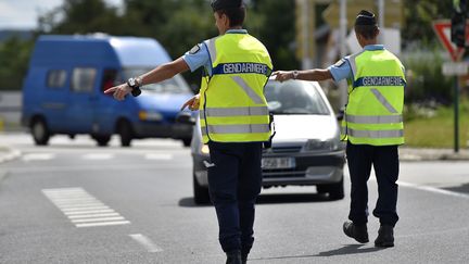 Des gendarmes procèdent à des contrôles, à Crozon (Finistère), le 5 août 2016.&nbsp; (LOIC VENANCE / AFP)