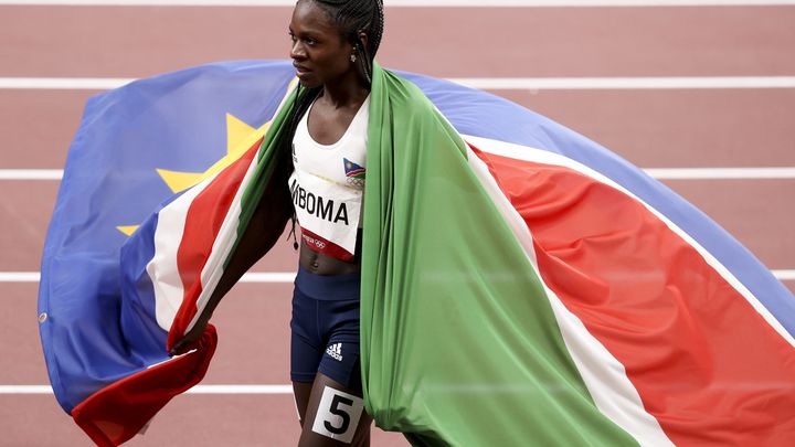 La sprinteuse namibienne Christine Mboma fête sa médaille d'argent sur 200 m, lors des JO de Tokyo (Japon), le 3 août 2021. (JEAN CATUFFE / GETTY IMAGES)