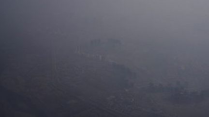 Photo aérienne de Delhi prise le 8 mai 2014. La ville possède la plus forte concentration moyenne annuelle au monde de particules fines en suspension. (AFP PHOTO / ROBERTO SCHMIDT)